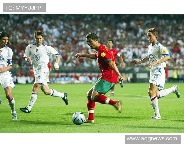 足球巨星成长轨迹全景呈现从青涩少年到世界顶级球员的奋斗历程